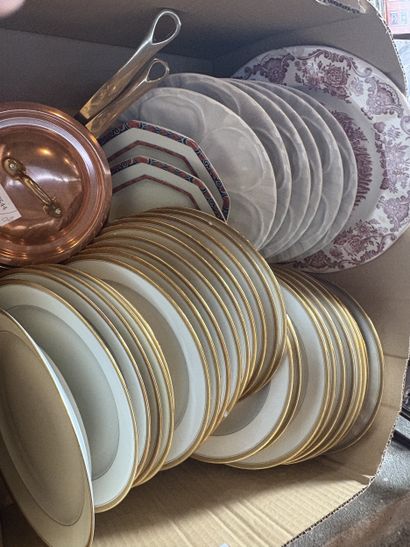 LIMOGES
Réunion d'assiettes en porcelaine...
