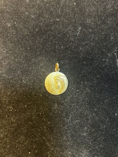 Médaille en or jaune 18K, ornée du profil...