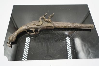 Pistolet à silex et poignard en métal à décor...