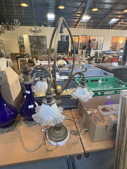 Lampe en métal doré, à trois lumières feuillagées...