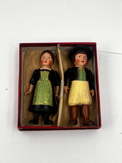 JOUET
Deux enfants bretons en costume traditionnel,...