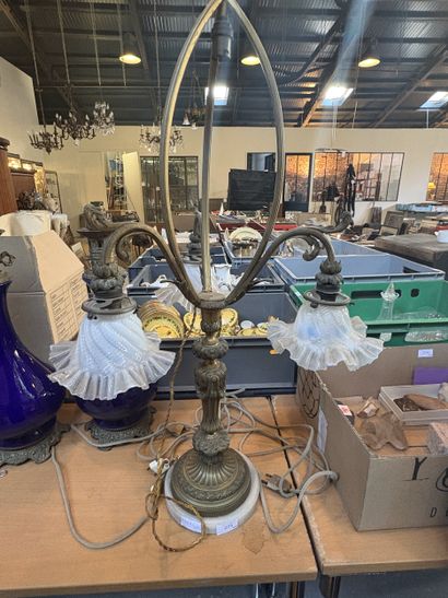 Lampe en métal doré, à trois lumières feuillagées...