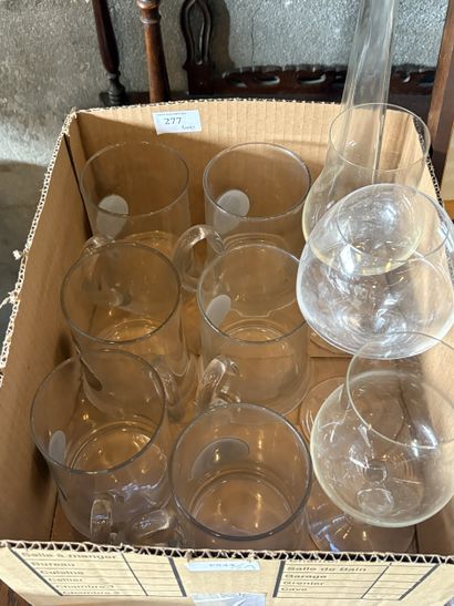 Réunion de verreries dont verres à vin, flacon,...