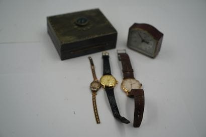 Un plateau avec porte-monnaie, coffrets,...