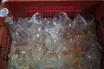 BACCARAT
Partie de service de verres en cristal...