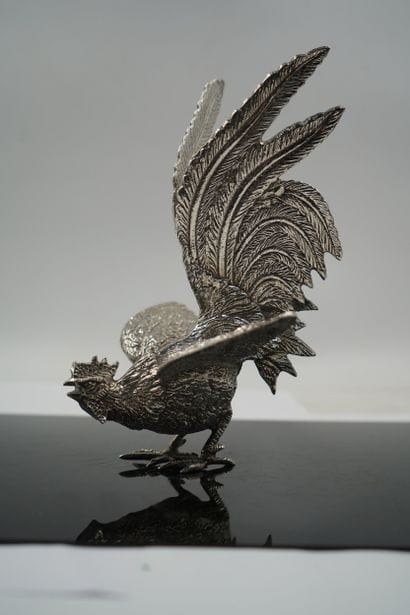 Un coq combattant et deux faisans en métal...