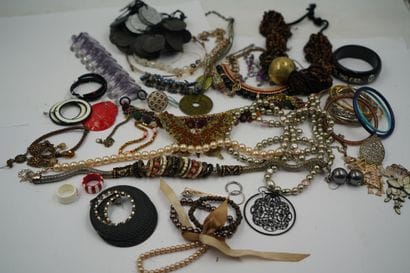 Réunion de bijoux fantaisie.
En l'état.