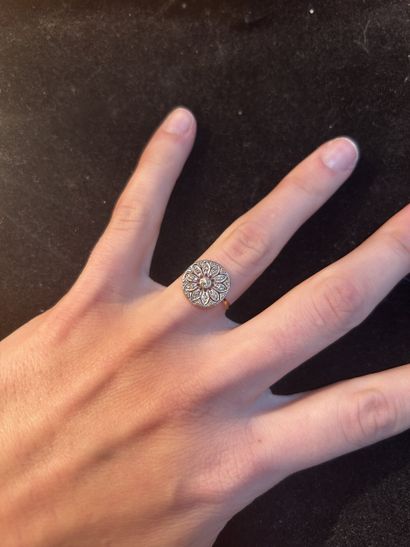 Bague rosace en jaune 18K et platine, ornée...
