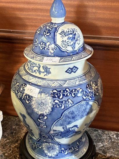 CHINE
-Pot à gingembre en porcelaine à décor...