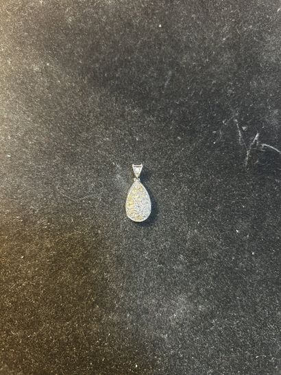 Pendentif goutte en or gris 18 K avec pavage...