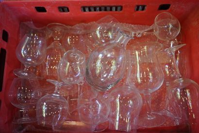 Parties de services de verres à vin en cristal...