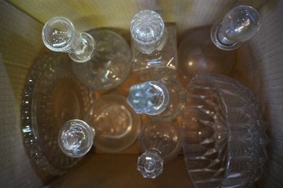 Réunion de flacons, carafes, coupe et dessous...