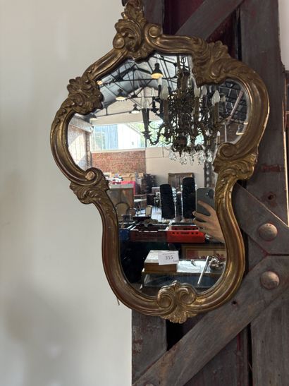 Miroir de forme mouvementée en bois et composition...