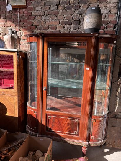 Vitrine demi-lune en bois verni, ouvrant...