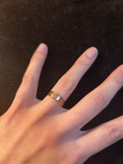 Bague en or jaune ornée d’une pierre rouge...