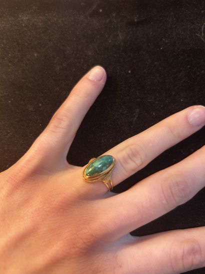 Bague en or jaune 18K sertie d'une pierre...