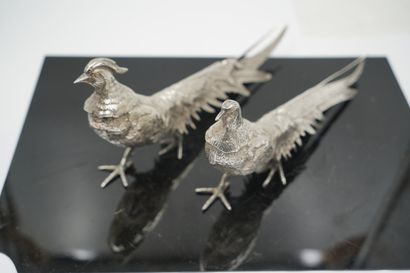 Un coq combattant et deux faisans en métal...