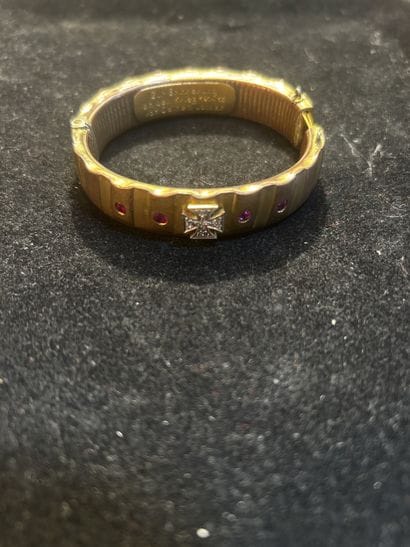 Bracelet rigide ouvrant, en métal doré strié,...