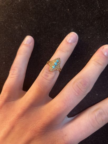 Bague marquise en or jaune 18K, le centre...