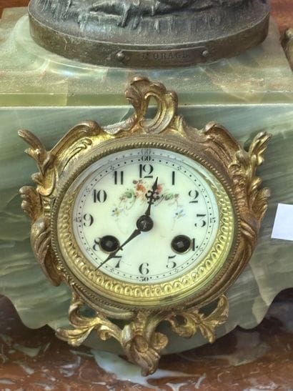 Pendule en régule à décor d'une jeune femme...