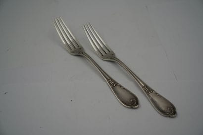 Deux fourchettes en argent modèle rocaille,...