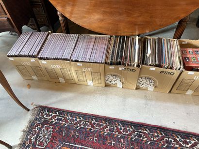 Réunion de disques vinyles, certains en coffret.
6...