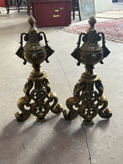 Paire de chenets en métal doré à décor de...