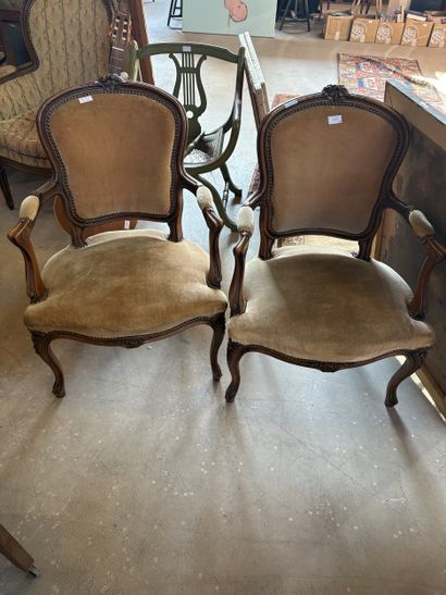 Paire de fauteuils cabriolet en bois naturel...