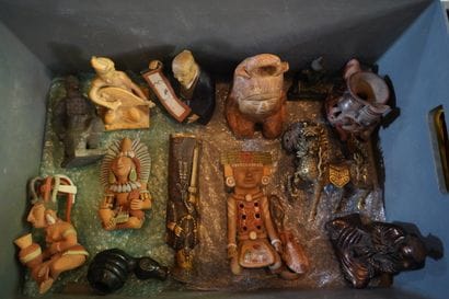 ASIE et divers
Réunion de statuettes en résine...