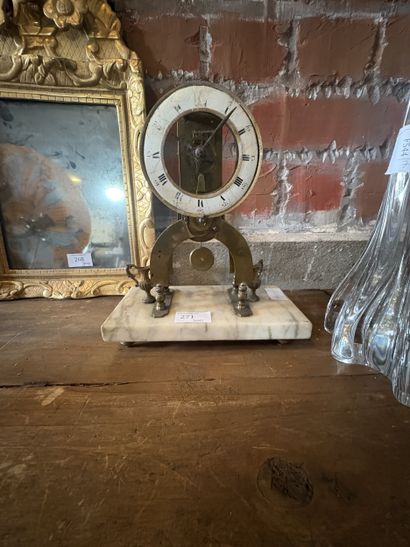 Pendule squelette en métal doré, le cadran...