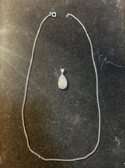 Pendentif goutte en or gris 18 K avec pavage...