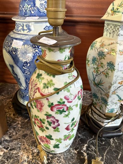 CHINE
-Pot à gingembre en porcelaine à décor...