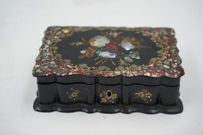Un plateau avec porte-monnaie, coffrets,...