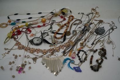 Réunion de bijoux fantaisie.
En l'état.