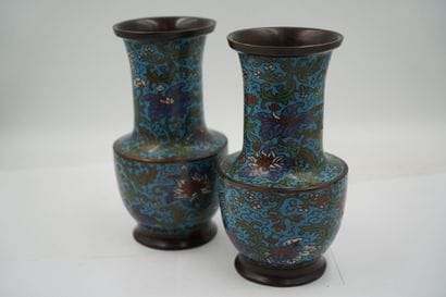 CHINE
Deux vases en émaux cloisonnés à décor...