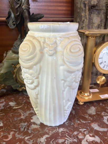 Vase en opaline à décor de fleurs géométriques
Dans...