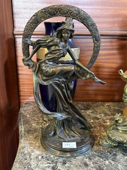 Dans le goût d'Alphonse Mucha
Jeune femme...