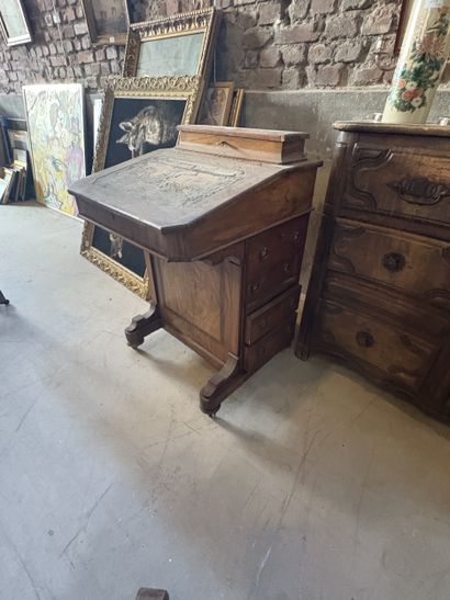Bureau Davenport en bois de placage, ouvrant...
