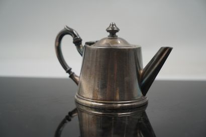 CECIL LA BAULE
Théière en métal argenté,...