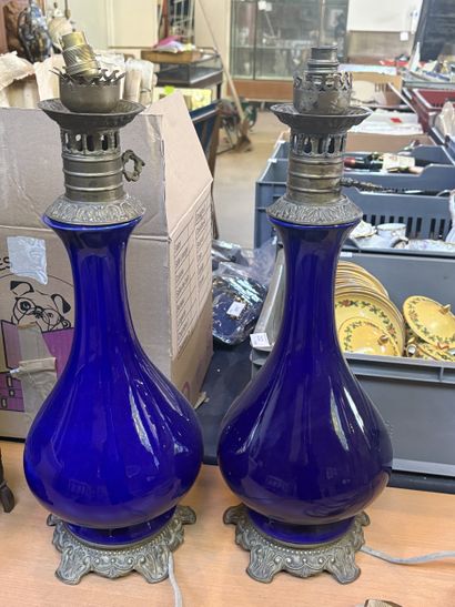 Paire de lampes à pétrole en porcelaine émaillée...