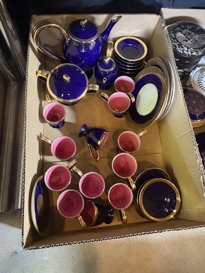 Partie de service à thé en porcelaine émaillée...