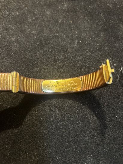 Bracelet rigide ouvrant, en métal doré strié,...