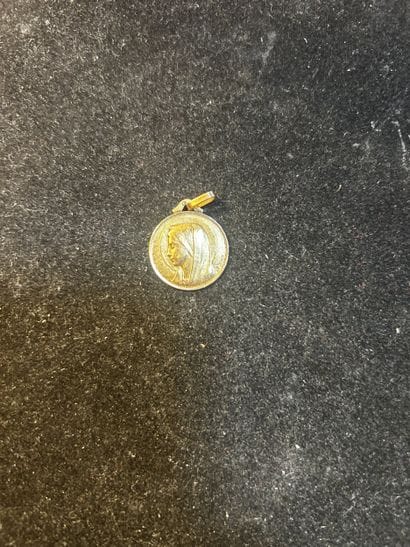 Médaille en or jaune 18K, au profil de la...