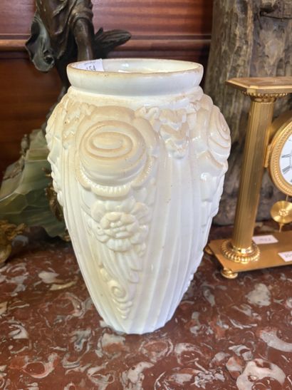 Vase en opaline à décor de fleurs géométriques
Dans...