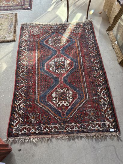Réunion de quatre tapis en laine polychrome
Travail...