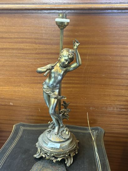 Pied de lampe en métal patiné, figurant un...