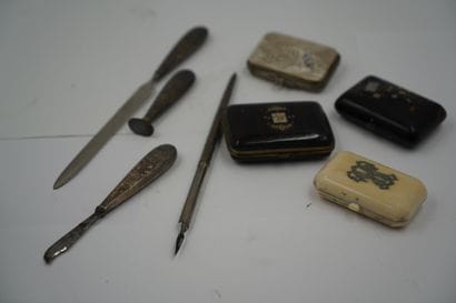Un plateau avec porte-monnaie, coffrets,...