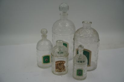 Cinq flacons Guerlain en verre
En l'état,...
