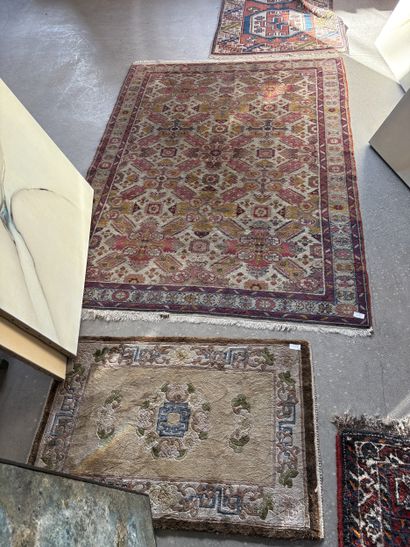 Réunion de quatre tapis en laine polychrome
Travail...