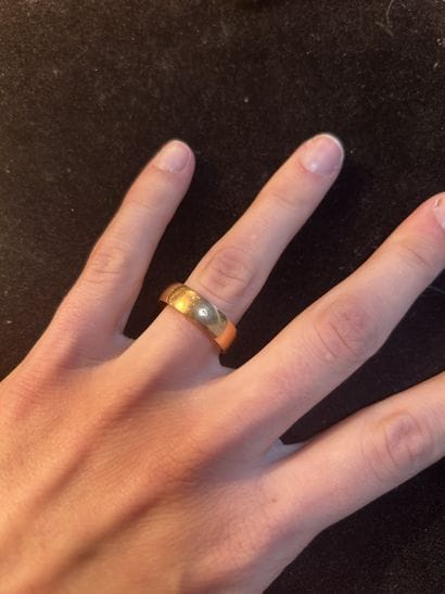Bague en or jaune ornée d’une pierre rouge...